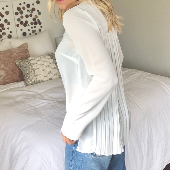 Laundry By Shelli Segal Tops - Laundry- White top with back detail sz 2
